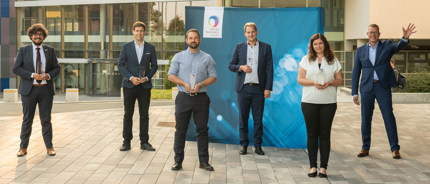 Die Gewinnerin und Gewinner des Applied Photonics Award 2020 zusammen mit Andreas Tünnermann (Leiter Fraunhofer IOF) vor dem Institutsgebäude des Fraunhofer IOF in Jena.