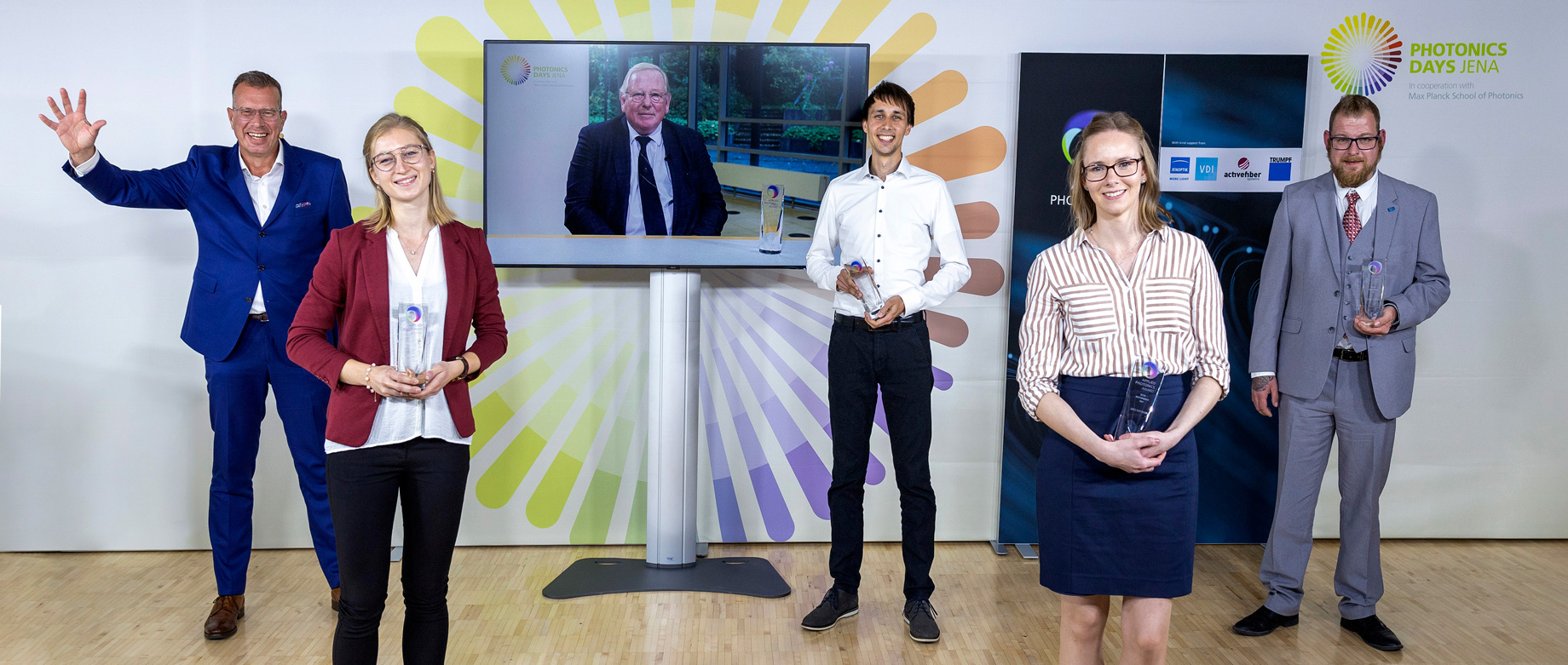 Gruppenfoto mit den Preistragenden des Applied Photonics Award 2021, Fraunhofer IOF Institutsleiter Prof. Andreas Tünnermann und Nobelpreisträger Prof. Reinhard Genzel.