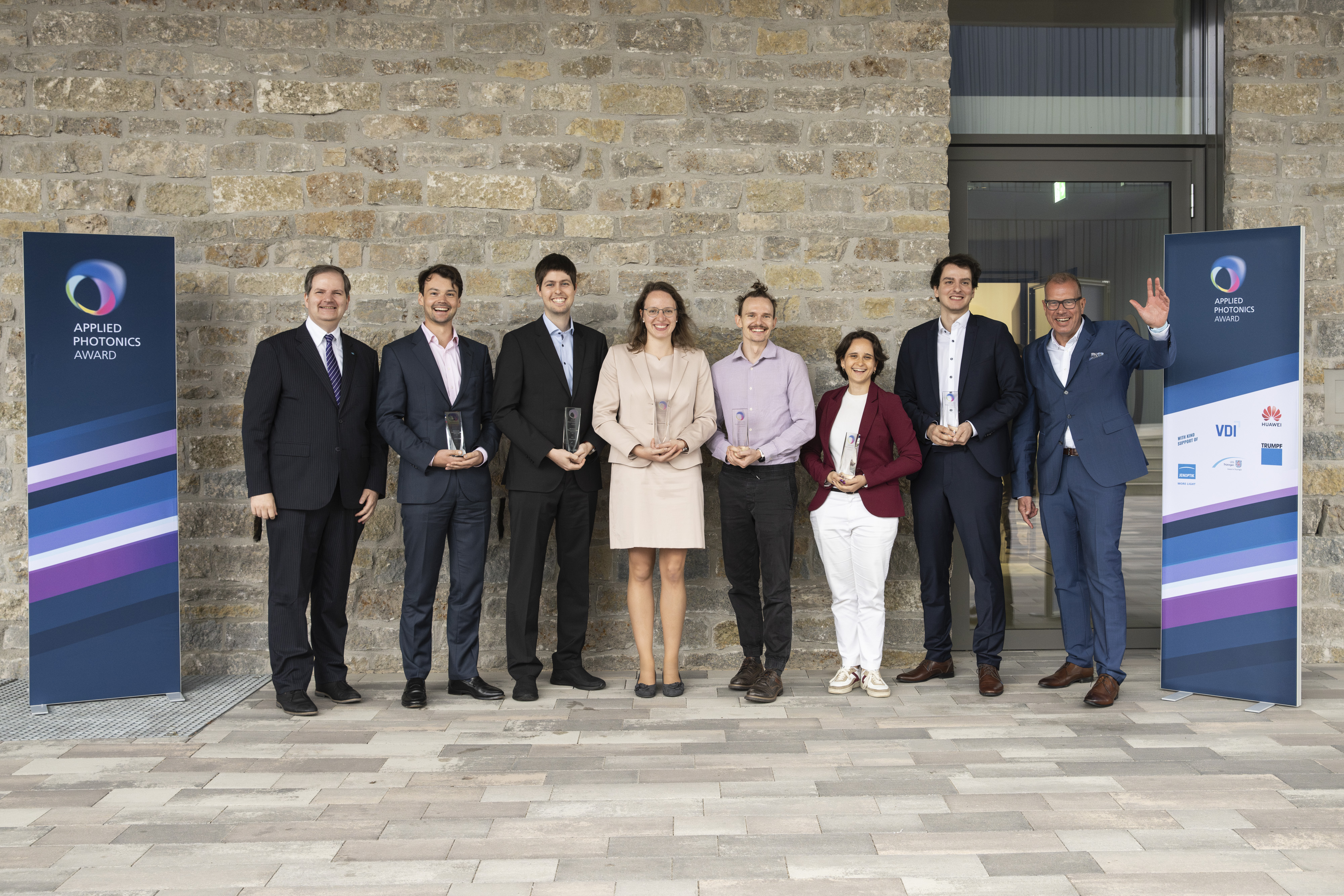 Gruppenfoto mit den Preistragenden des Applied Photonics Award 2024