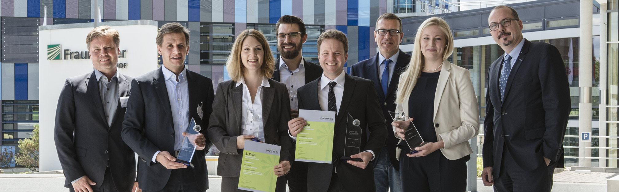 Award winners 2016 in front of the Fraunhofer IOF in Jena.